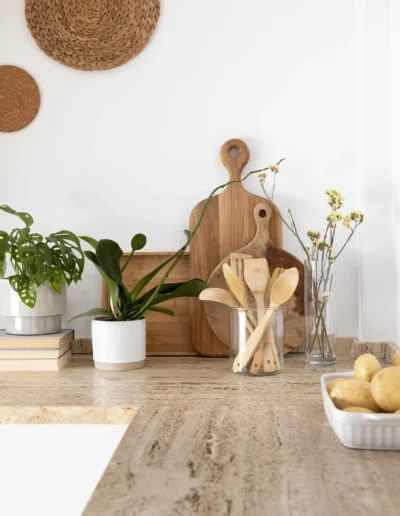 Plan de travail de cuisine propre après nettoyage professionnel