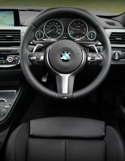 Intérieur de voiture propre après nettoyage professionnel