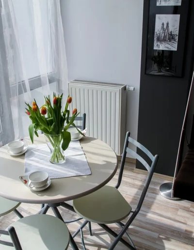 Salon appartement propre après nettoyage professionnel