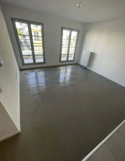 Intérieur de maison impeccable après nettoyage professionnel par Volt Clean à Compiègne - Sol brillant et surfaces nettoyées par nettoyage vapeur