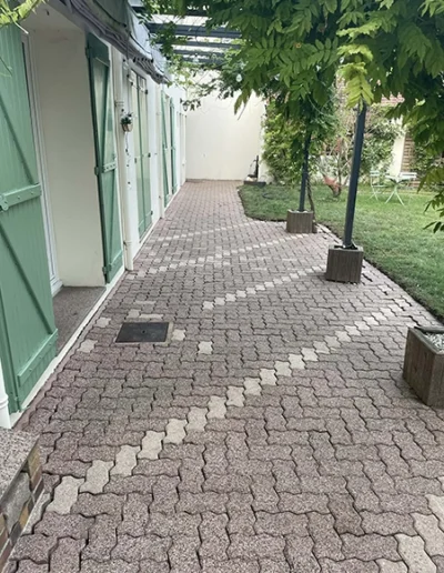 Terrasse impeccable après nettoyage professionnel par Volt Clean à Compiègne - Résultat après traitement anti-mousse et nettoyage haute pression